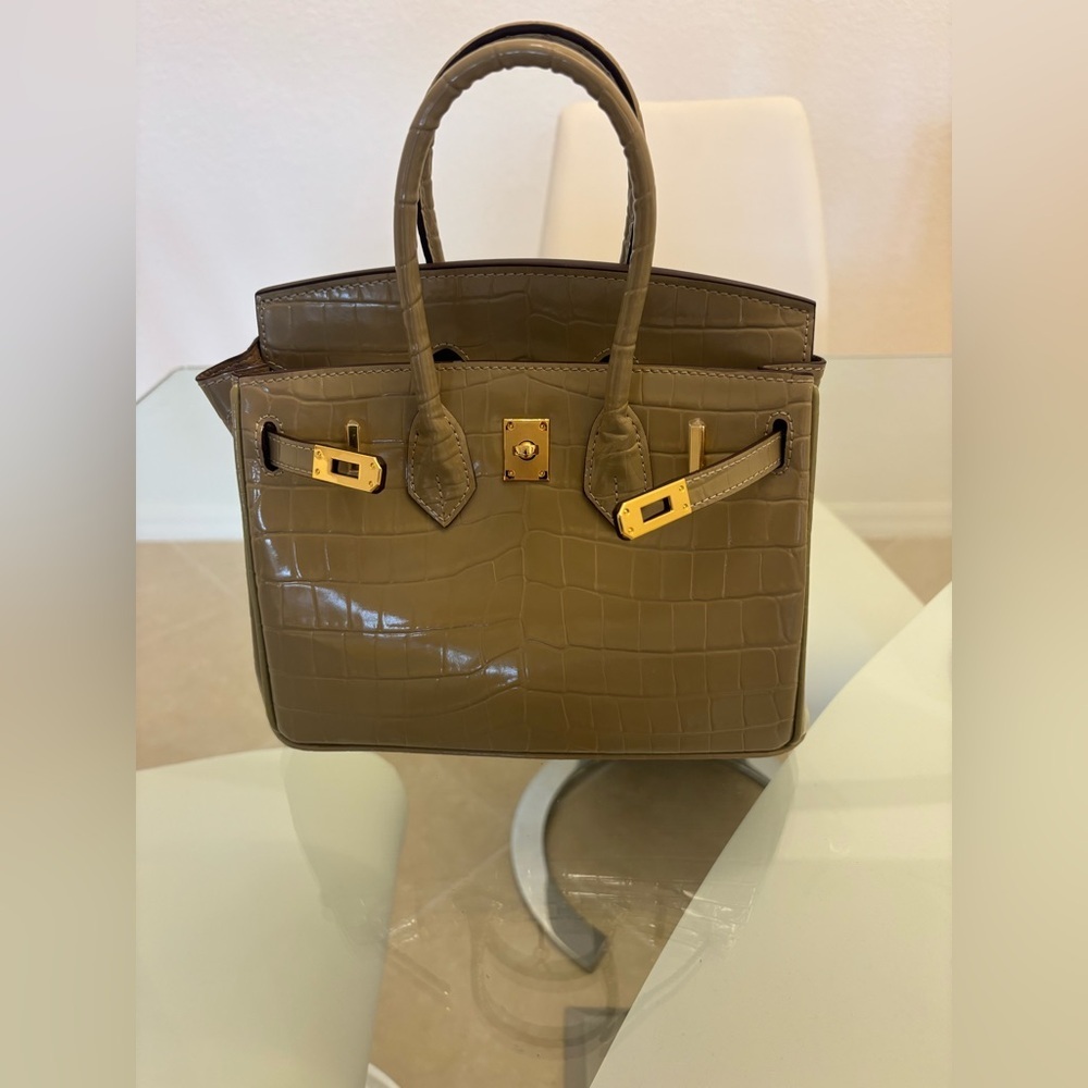 Elegant Taupe Crocodile-Embossed Women's Bag With Gold Hardware❤️❤️❤️